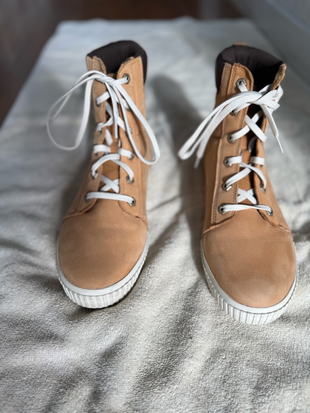 Timberland Women's Tan Lace-Up High Tops with White Laces Size 11